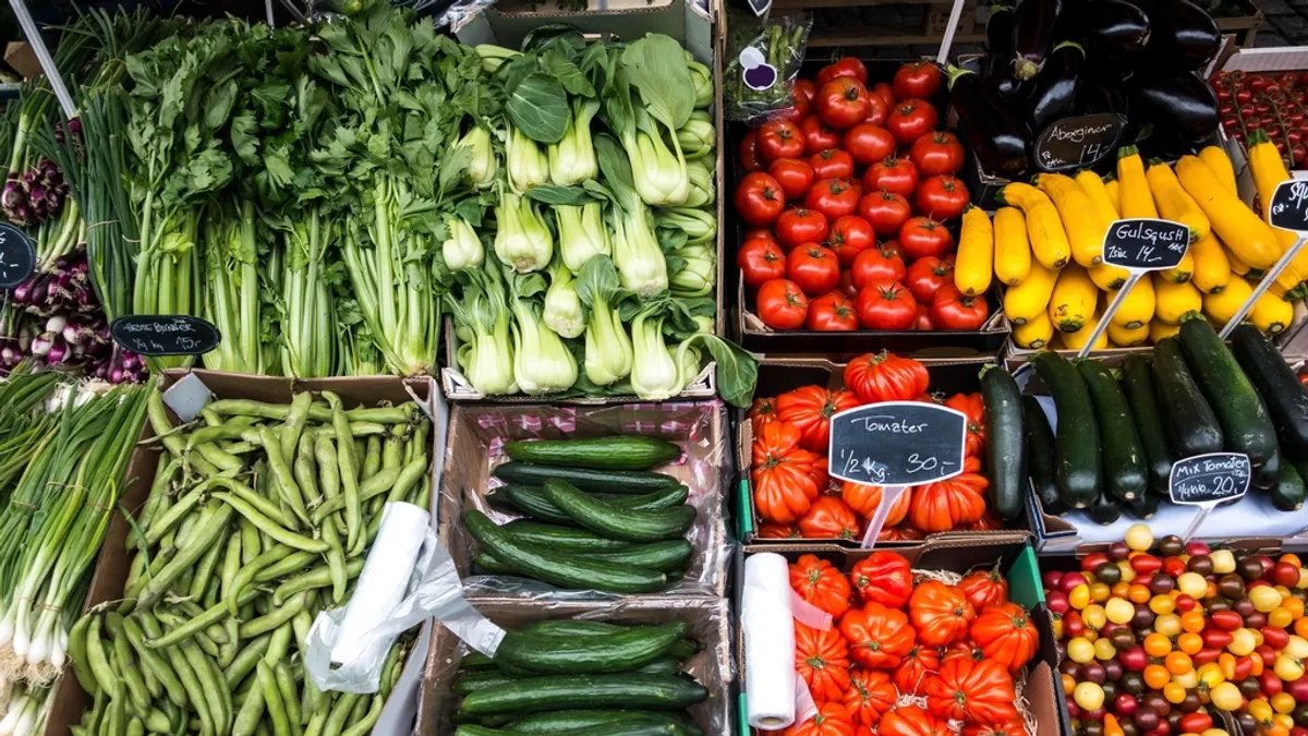 Kratten groenten op de kraam van een lokale ondernemer op de markt