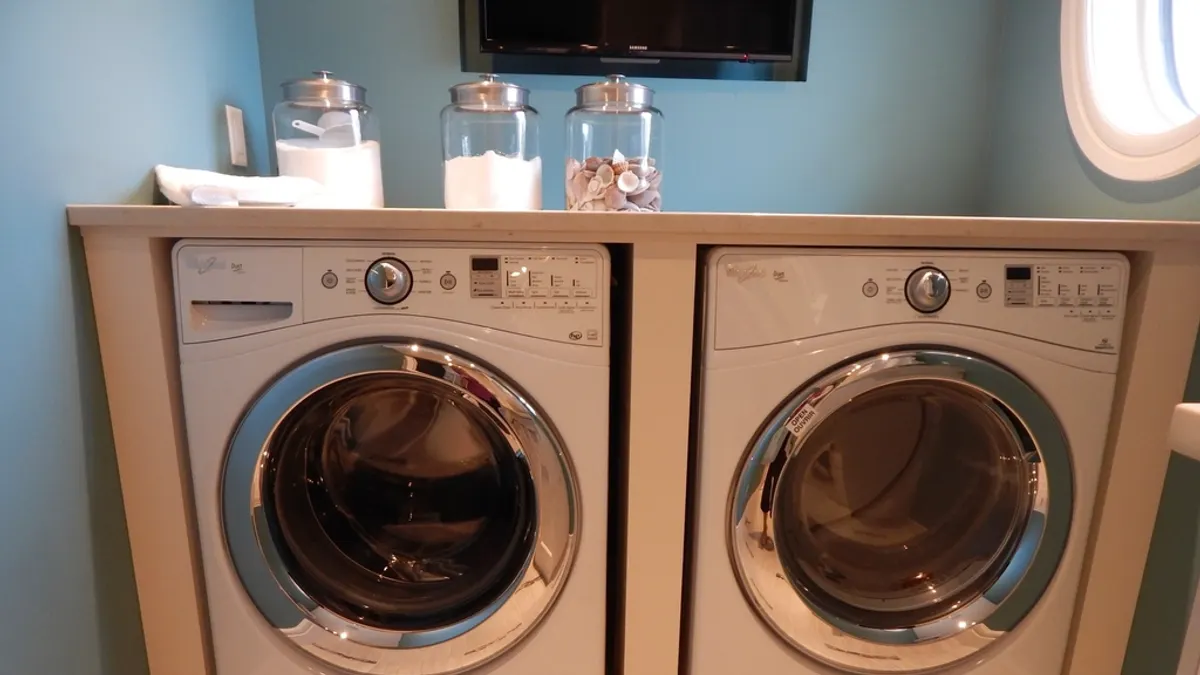 Wasmachine en droger in de wasruimte voor bedlinnen van een vakantiehuis