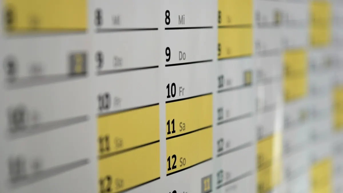 Wandkalender met enkele geel gemarkeerde dagen tussen witte, waar de gaten in je agenda ontstaan