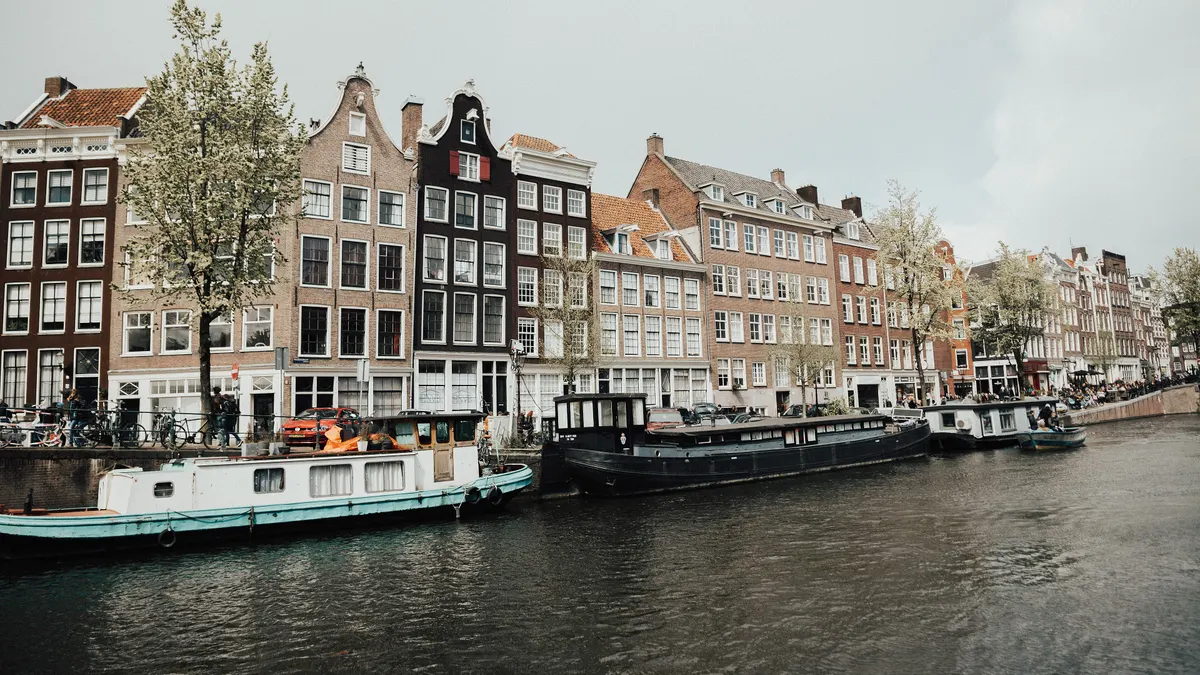 Grachtenpanden en woonboten in Amsterdam, vakantiewoningen om online boekbaar te maken