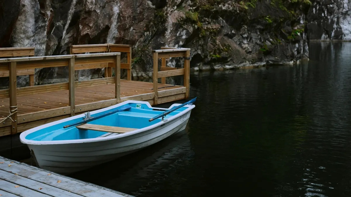 Witte huurboot aan een steiger, klaar om per dag te verhuren
