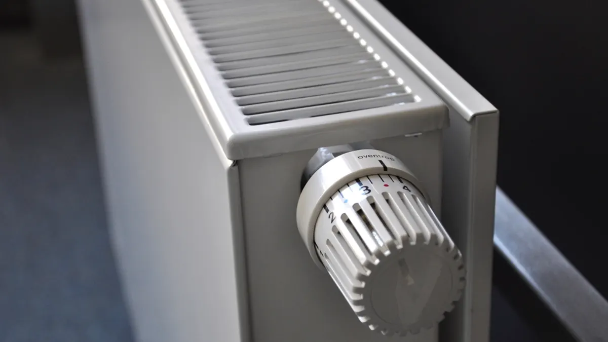 Thermostaatknop op de radiator van een vakantiehuis dat je verhuurt