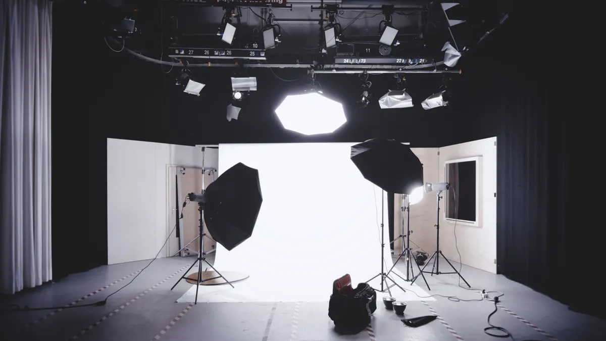Lege fotostudio met studiolampen en witte achtergrond voor verhuur per dag