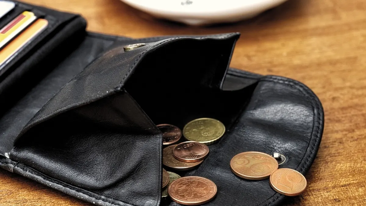 Open portemonnee met euromunten, geld voor de aanbetaling van een boeking