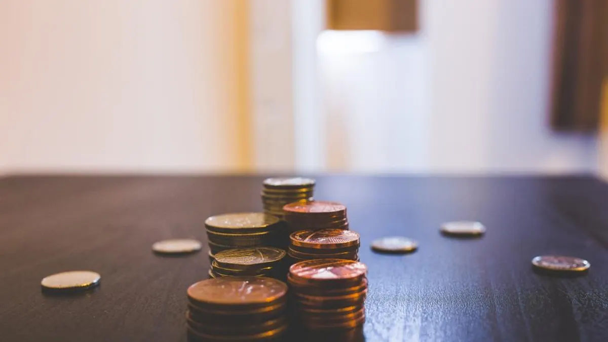 Stapels munten op een tafel als borg voor een vakantiehuis