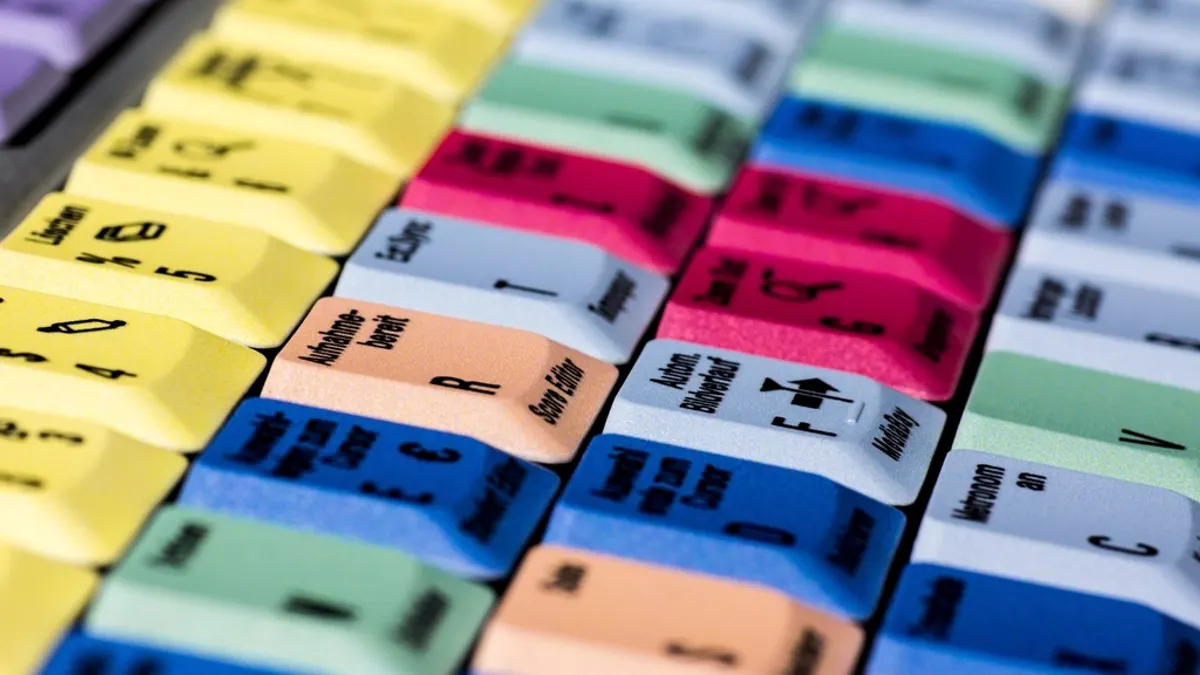 Toetsenbord met gekleurde toetsen in geel, roze, blauw en groen, zoals een kleurcode per boekingsstatus