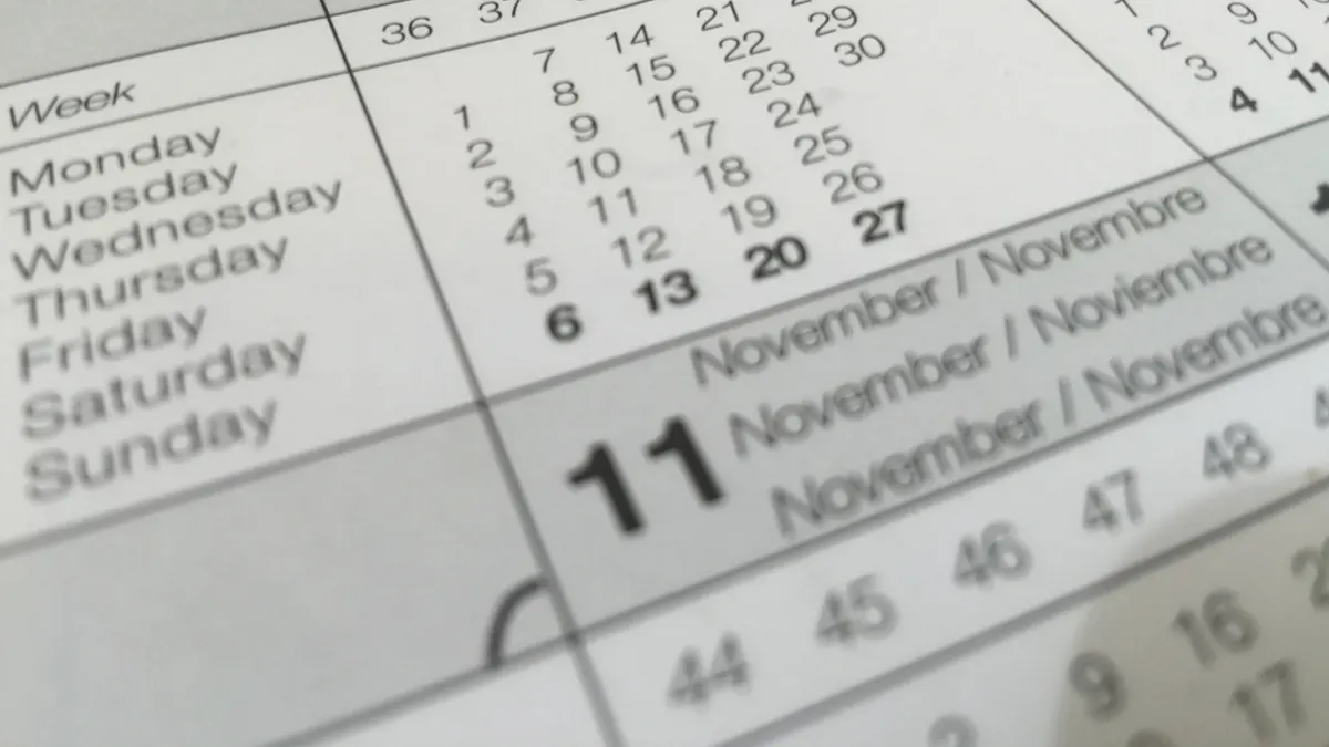 Papieren kalenderblad met weeknummers en novemberdata, waarop je de einddatum van je vroegboekkorting kiest